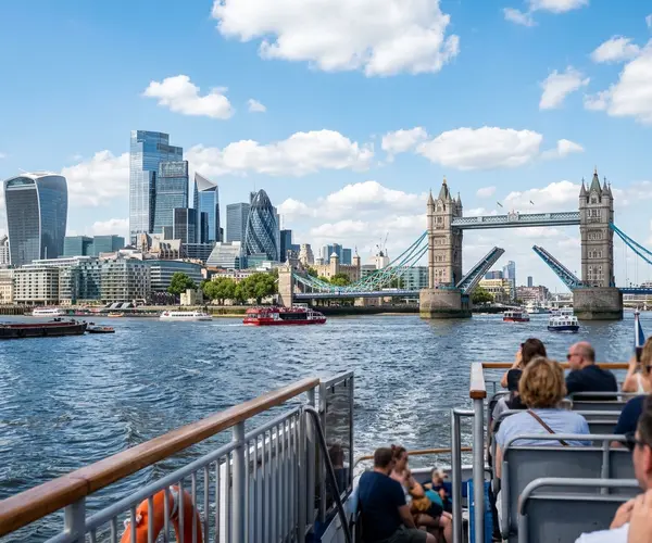 What Is the Best Thames Clippers Route for Sightseeing?